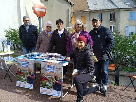 Bénévoles réunis autour d'un stand pour présenter ATD Quart monde dans la rue